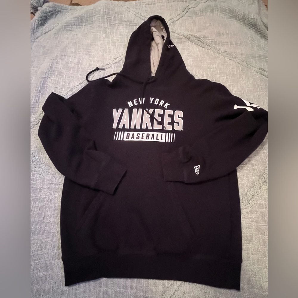 New York Yankee hoodie size M brand new